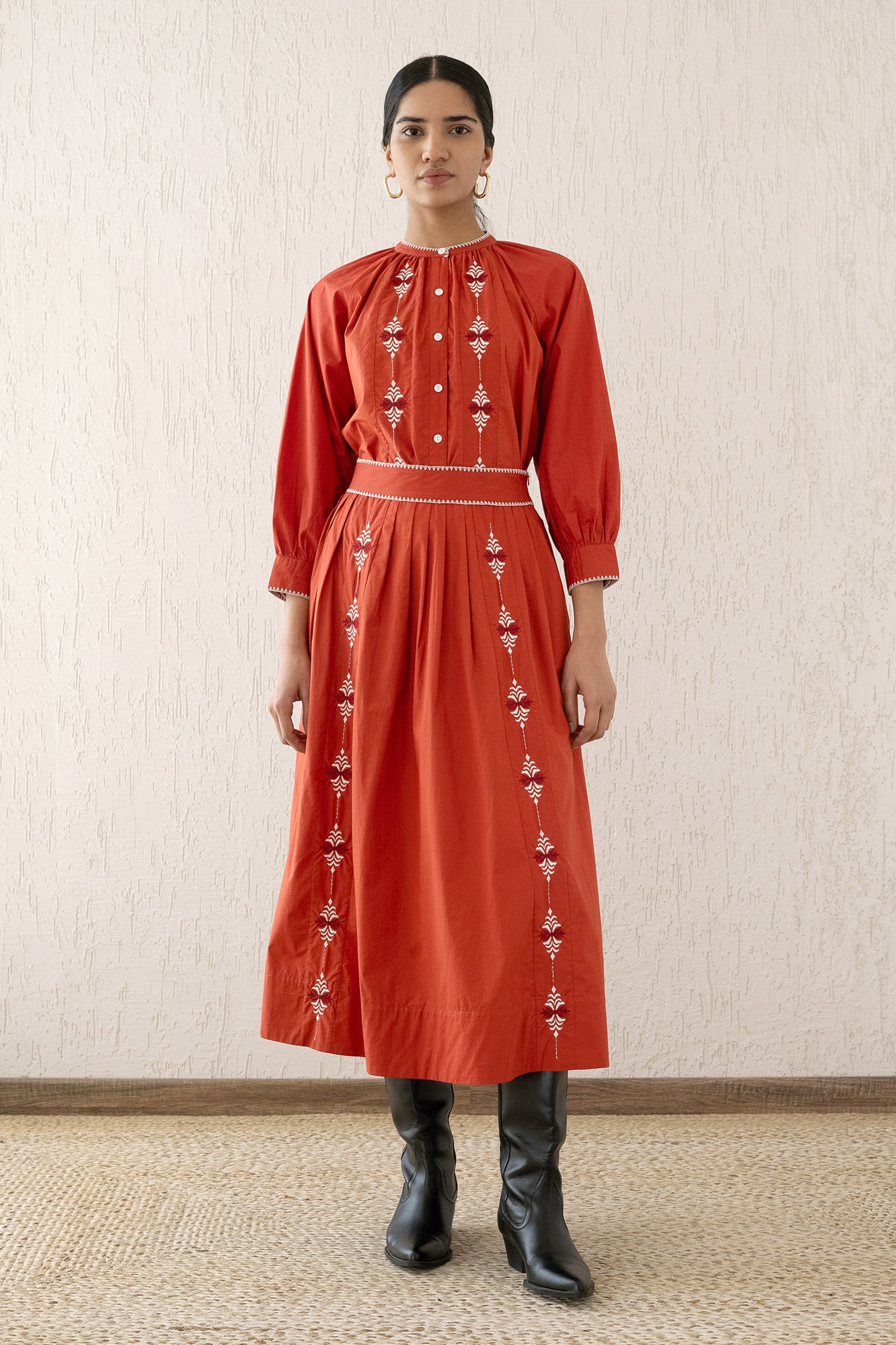 Front view of a woman wearing the Magdalena skirt Sacher Rooibos, featuring exquisite embroidery inspired by Austrian folk art, side pockets, and a side zipper fastening.